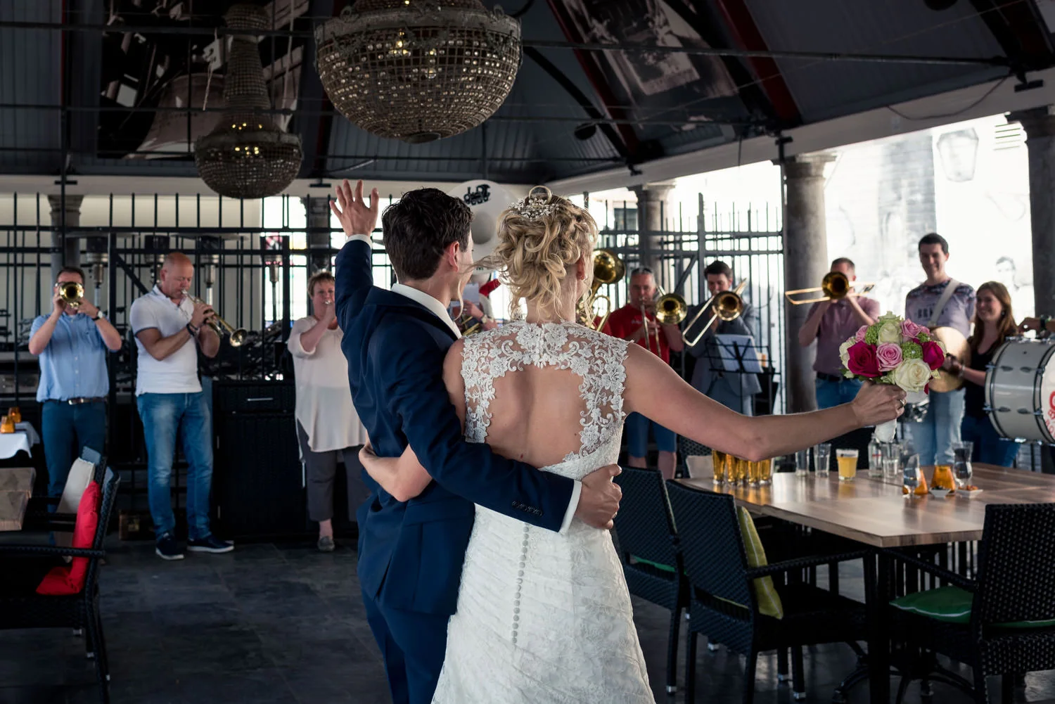 trouwfeest huwelijk bij restaurant Binnen