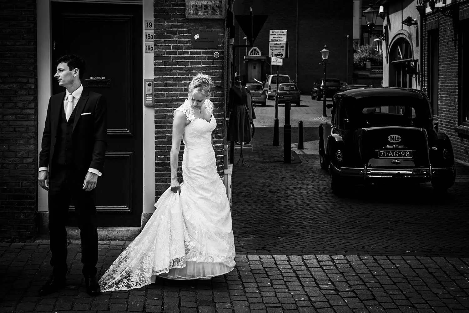 bruidspaar met trouwauto centrum Breda