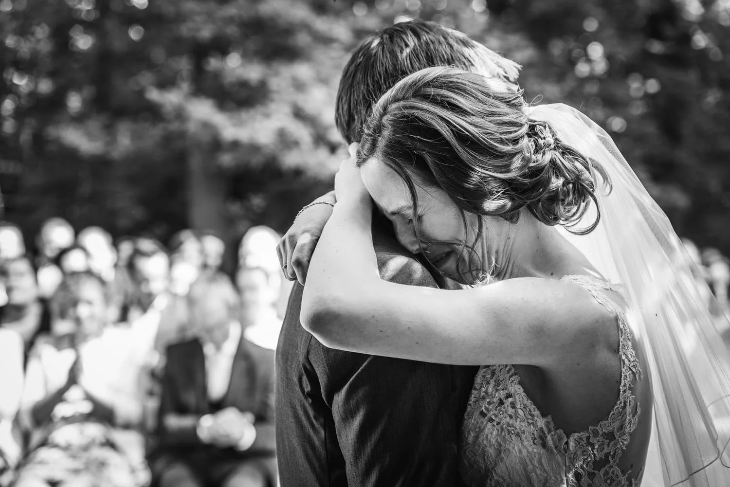 emotie bij omhelzing bruidspaar, bruidsfotografie kasteel wijenburg buiten
