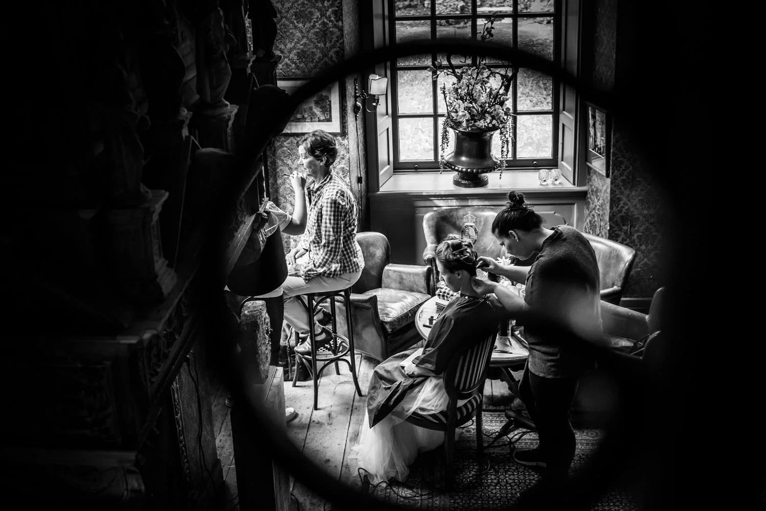 bruidsfotografie in de bibliotheek kasteel wijenburg