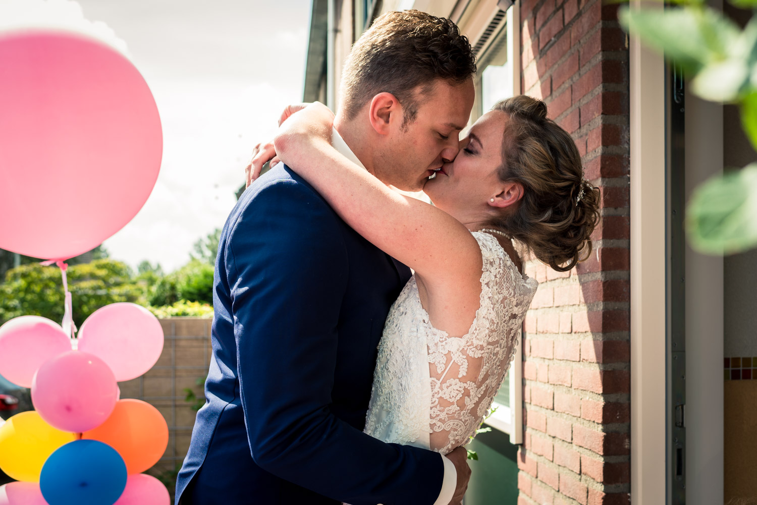 ontmoeting bruidspaar, met ballonnen, trouwen in Rotterdam, bruidsfotografie