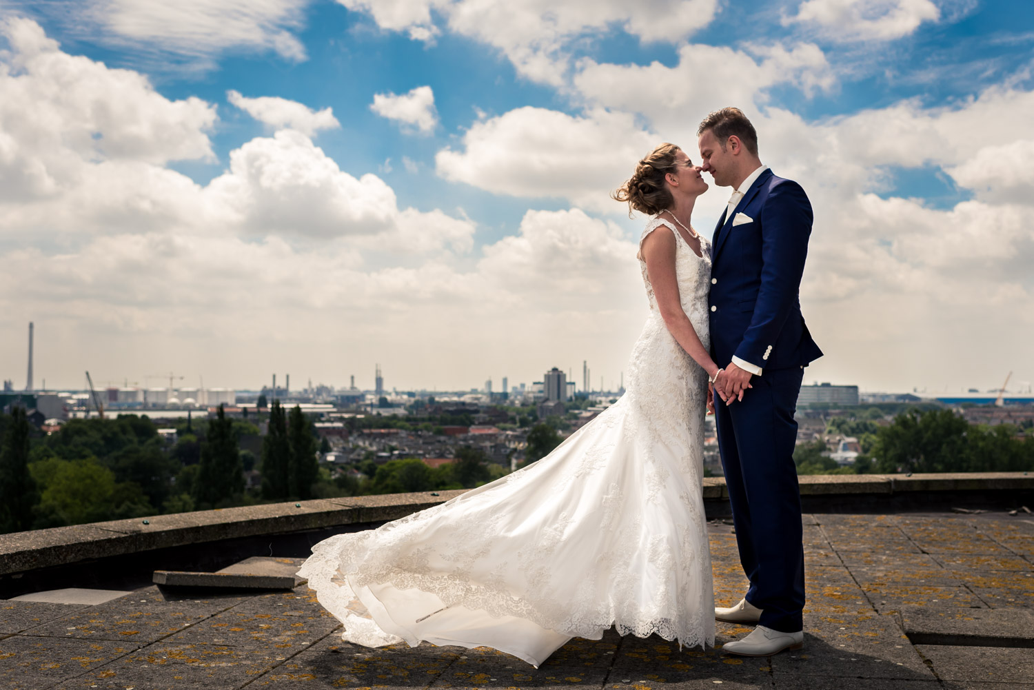 trouwfotografie op de watertoren Vlaardingen, bruidspaar in de wind