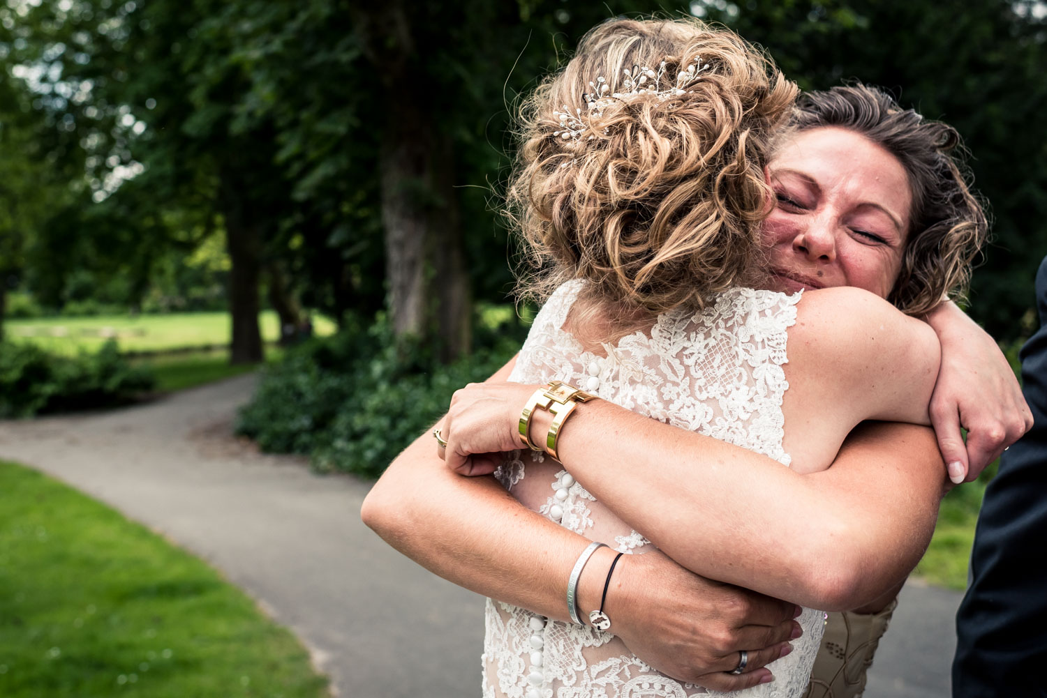 ontmoeting tussen bruid en schoonzus omhelzing bruid