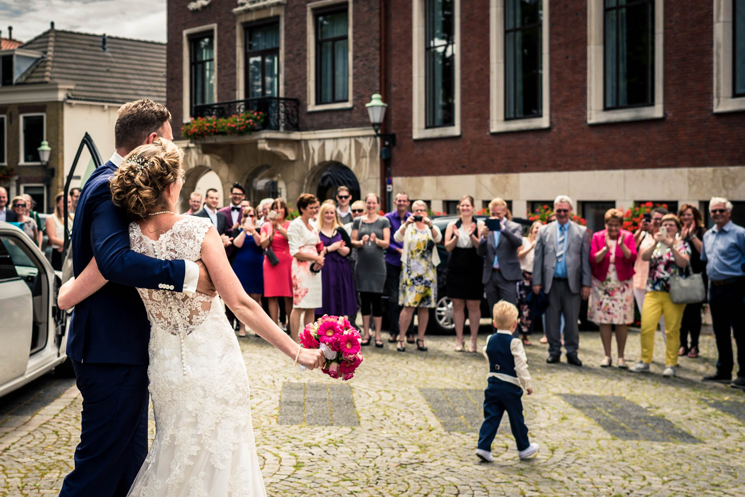 bruidspaar aankomst op het stadhuis in Vlaardingen