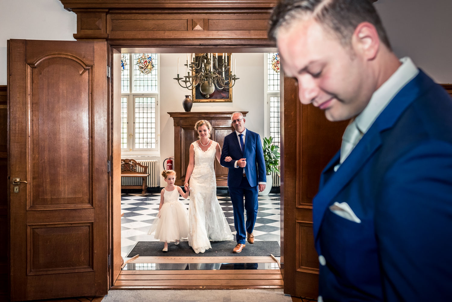 vader geeft bruid weg aan bruidegom, ceremonie in Vlaardingen, trouwfotograaf Cfoto