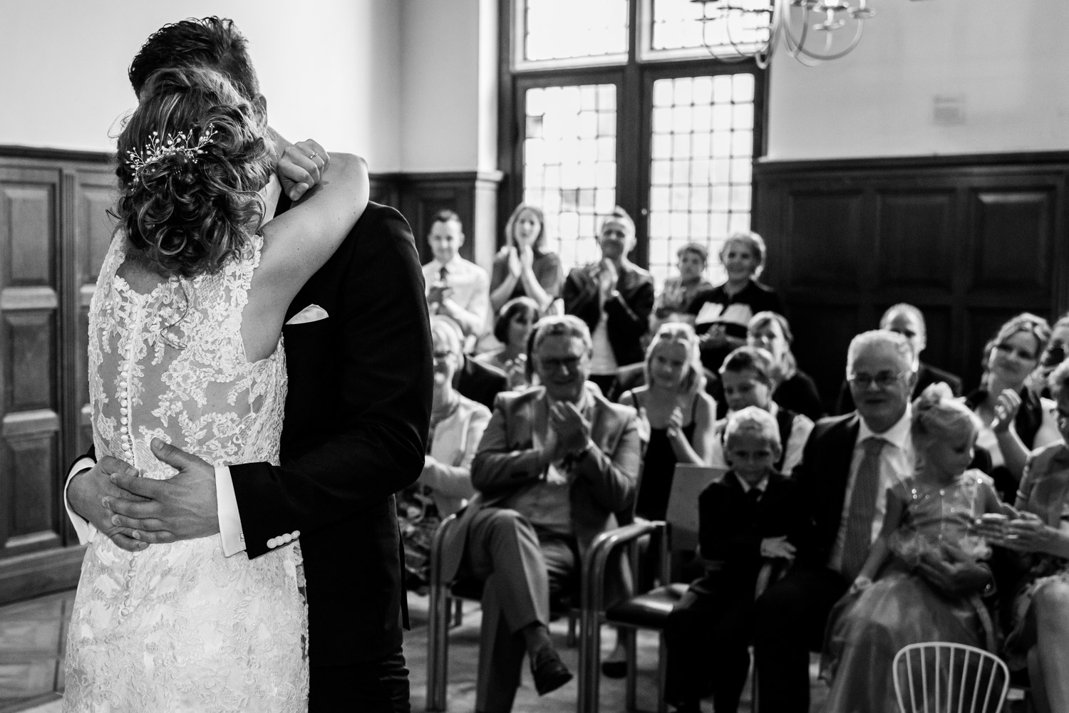 kus bruidspaar tijdens ceremonie in Rotterdam op stadhuis in Vlaardingen