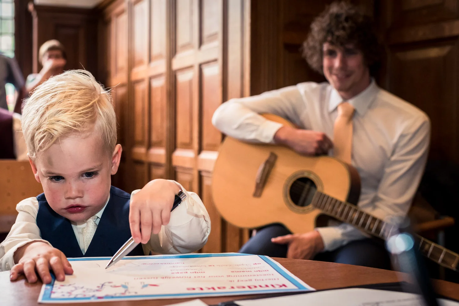 tekenen kinderakte tijdens ceremonie door trouwfotograaf Cfoto