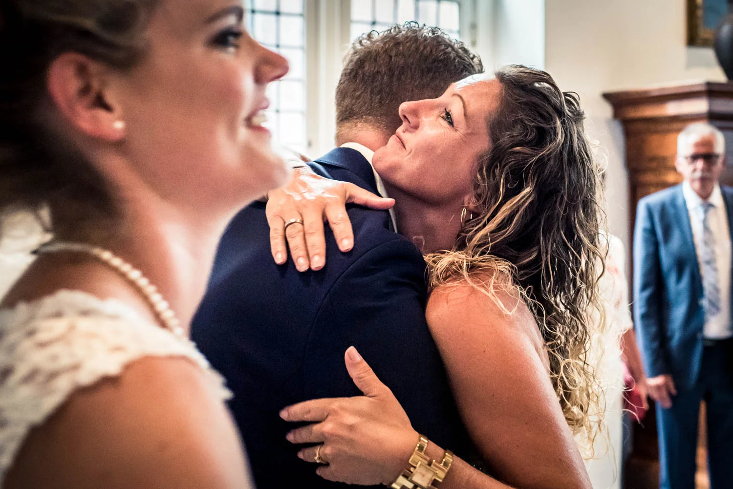 omhelzing tijden feliciteren in Vlaardingen bij huwelijk op stadhuis
