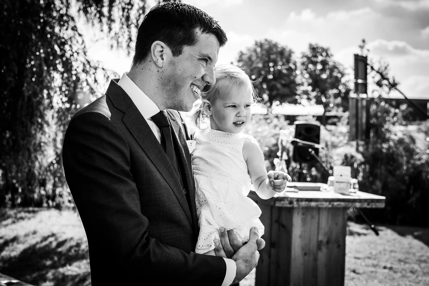 Aanvang ceremonie door Cfoto bruidsfotograaf vastgelegd, in afwachting op de bruid