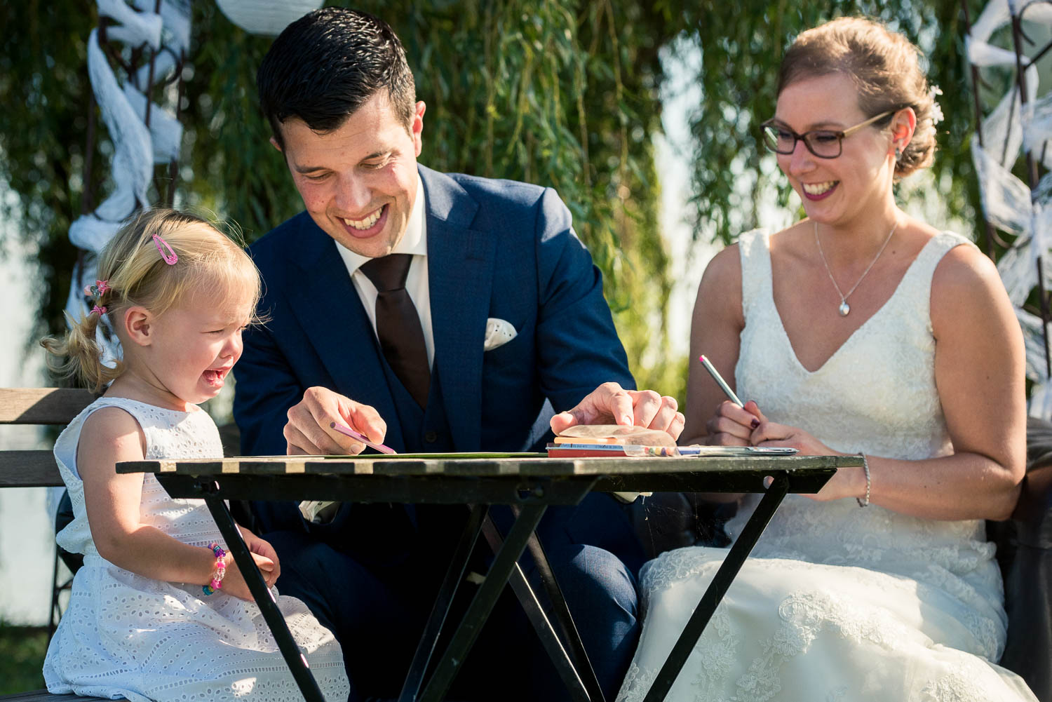 tekenen bruidsmeisje, dochtertje van bruid en bruidegom, door trouwfotograaf Cfoto