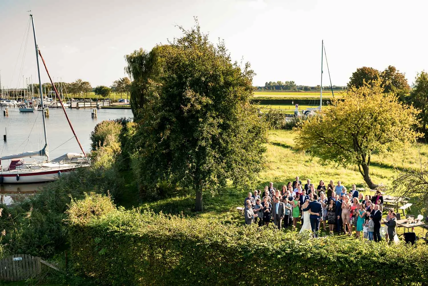 mooie overzichtsfoto met gasten en Steenbergse Vliet op de achtergrond