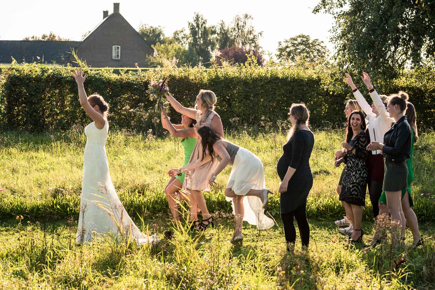 Vangen van bruidsboeket gemaakt door Cfoto trouwfotograaf uit Brabant bij Benedensas in de heen