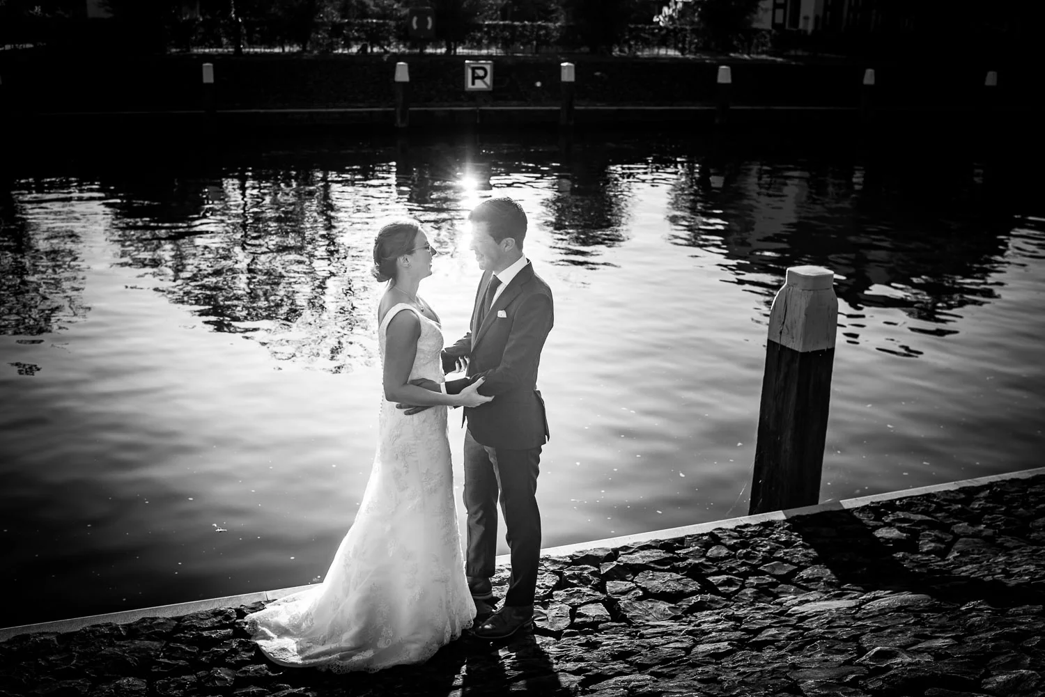 Bruidsfotografie aan het water bij het kluisje van Benedensas
