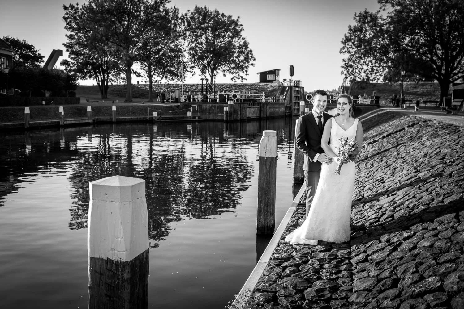 bruidsfotograaf Cfoto maakte deze foto bij Benedensas de Heen met het oude kluisje op de achtergrond