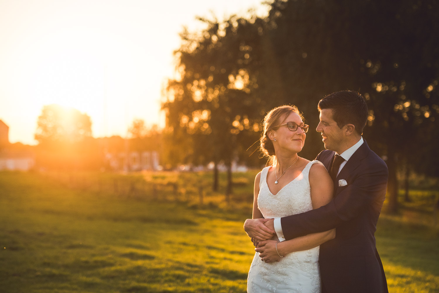 romantisch moment voor het bruidspaar, bij zonsondergang, bruidsfotografie door Cfoto uit West Brabant