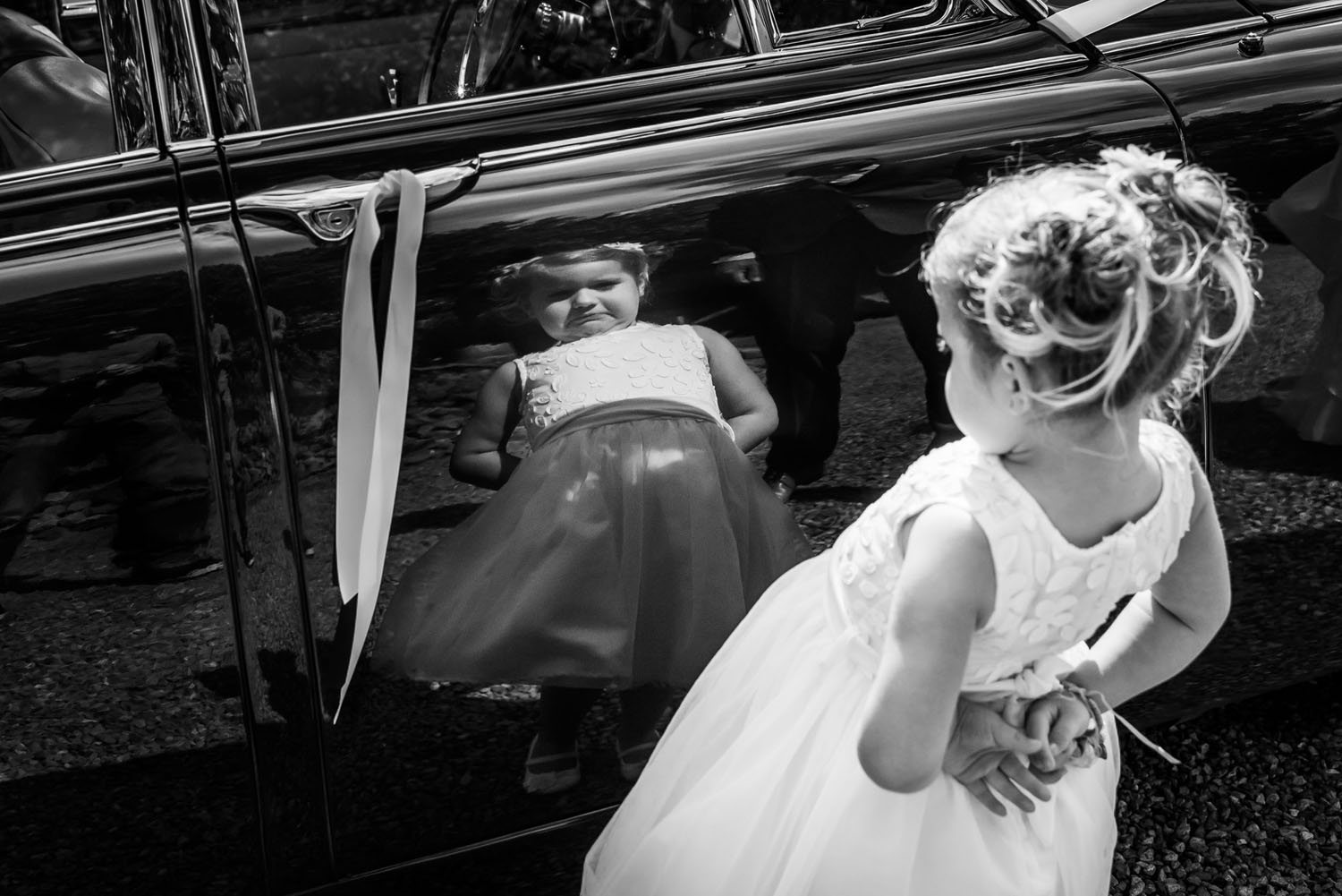 Copy of bruidsmeisje bekijkt zichzelf in de spiegel, trouwen bij Ulvenhart