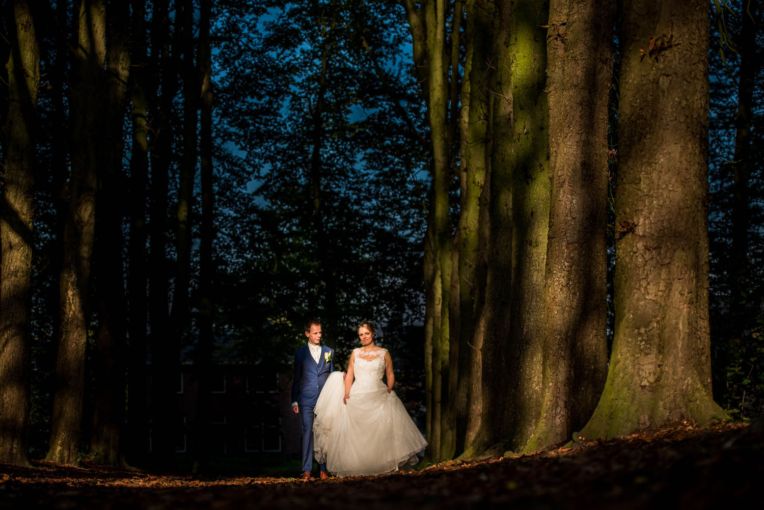 Copy of bomen lanen bij Bovendonk, prachtig decor voor bruidsfotografie foto gemaakt door Caroline Elenbaas