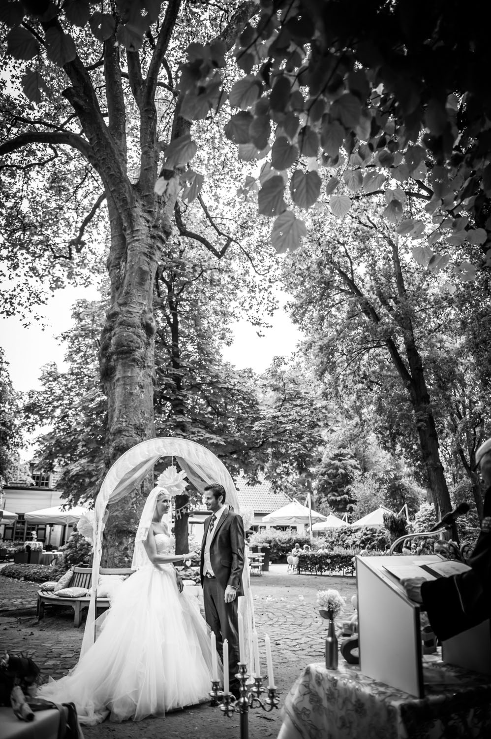 Copy of officieel deel van ceremonie, bij trouwen buiten bij Liesbosch.
