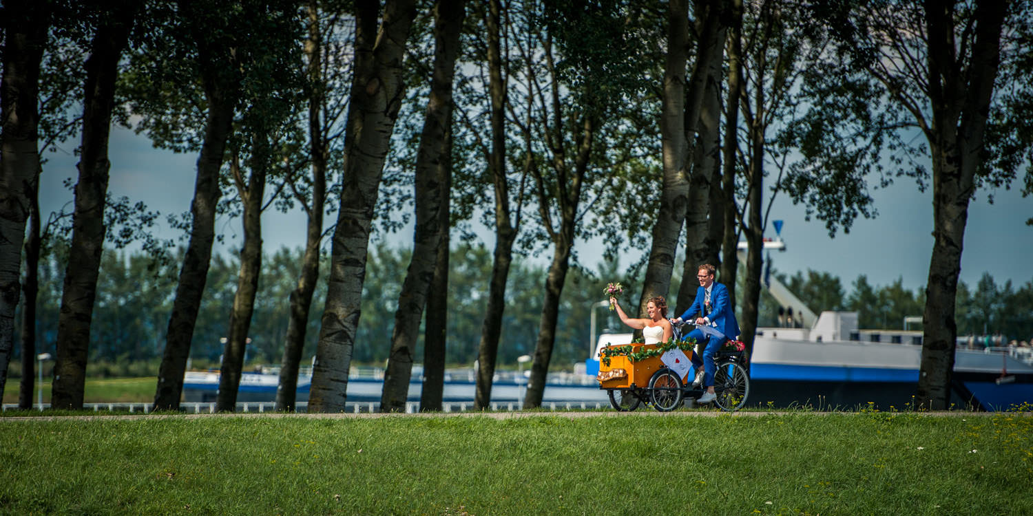 Copy of op de bakfiets naar  Fort Sabina, vanuit Willemstad, door bruidsfotograaf Caroline Elenbaas