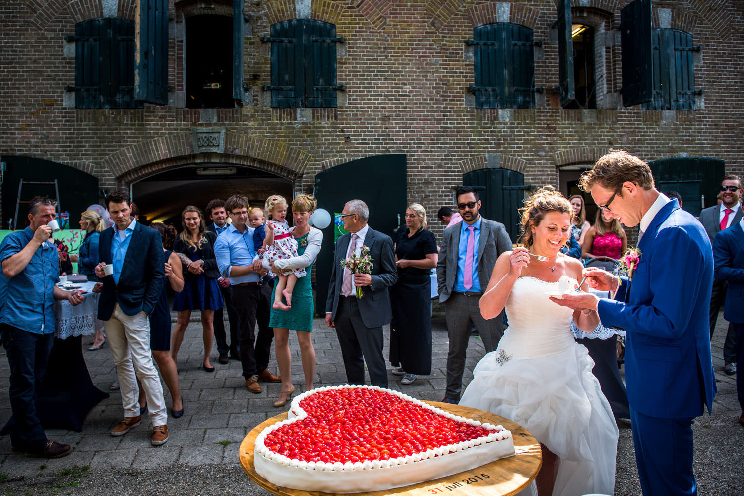 Copy of aansnijden bruidstaart, grootste bruidstaart ooit, door Caroline Elenbaas op Fort Sabina