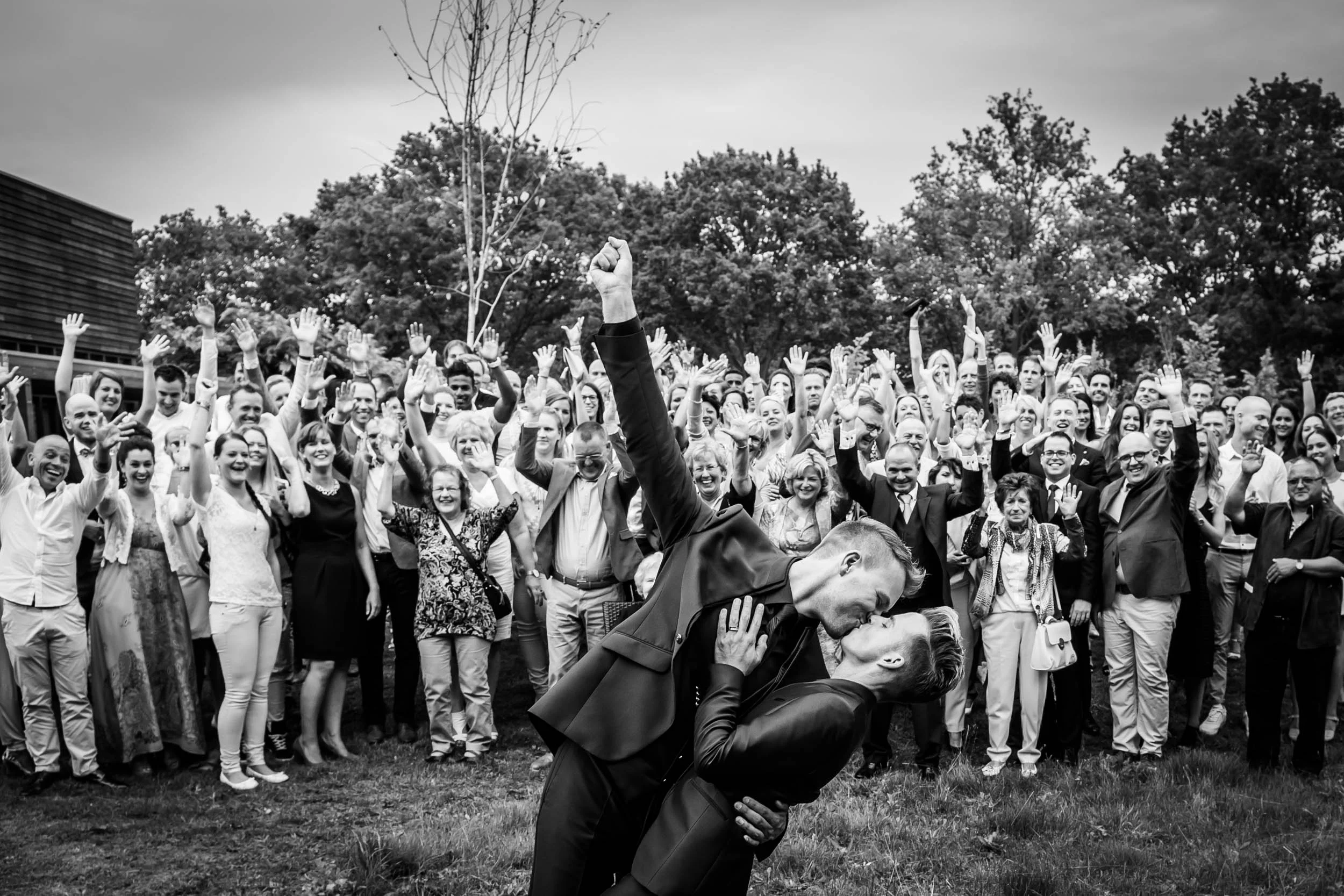 groepsfoto bij Lodge Visdonk, na afloop ceremonie buiten in Roosendaal, door Cfoto
