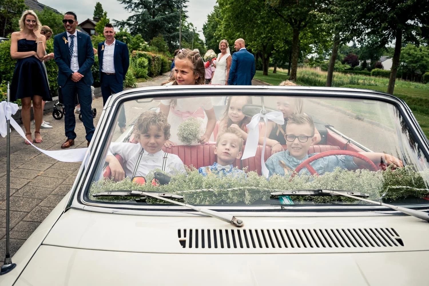 alle kinderen in de trouwauto in West Brabant door Caroline bruidsfotograaf bij Cfoto
