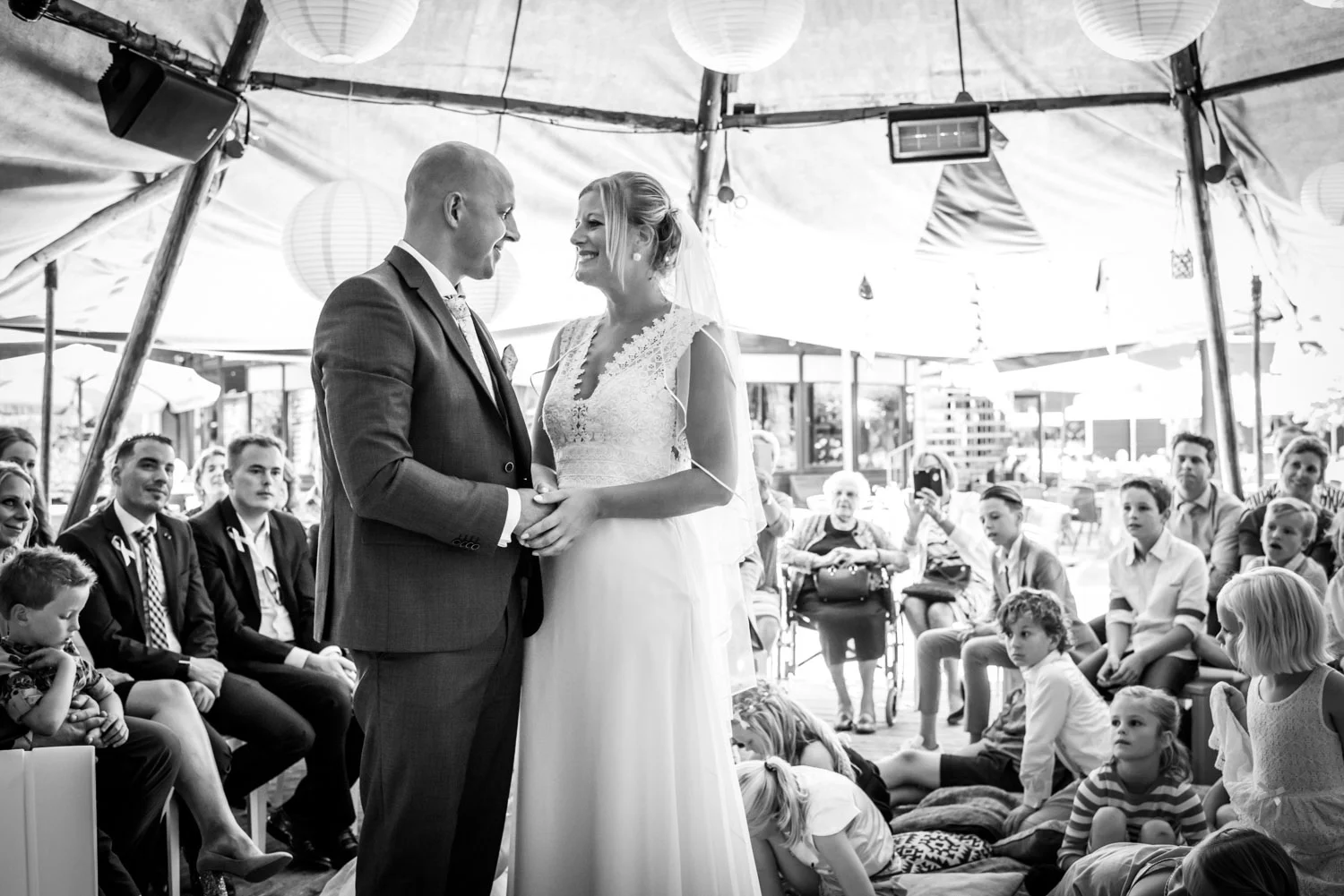 Het jawoord tijdens de ceremonie bij het Hooihuis in West Brabant door Caroline bruidsfotograaf bij Cfoto