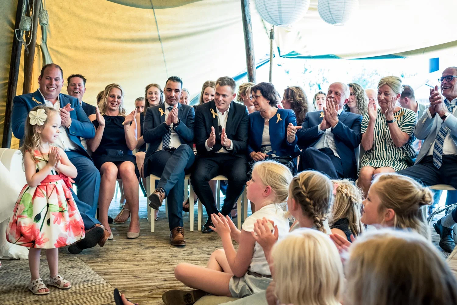 In Roosendaal bij het Hooihuis overzichtsfoto tijdens ceremonie in West Brabant door Caroline bruidsfotograaf bij Cfoto