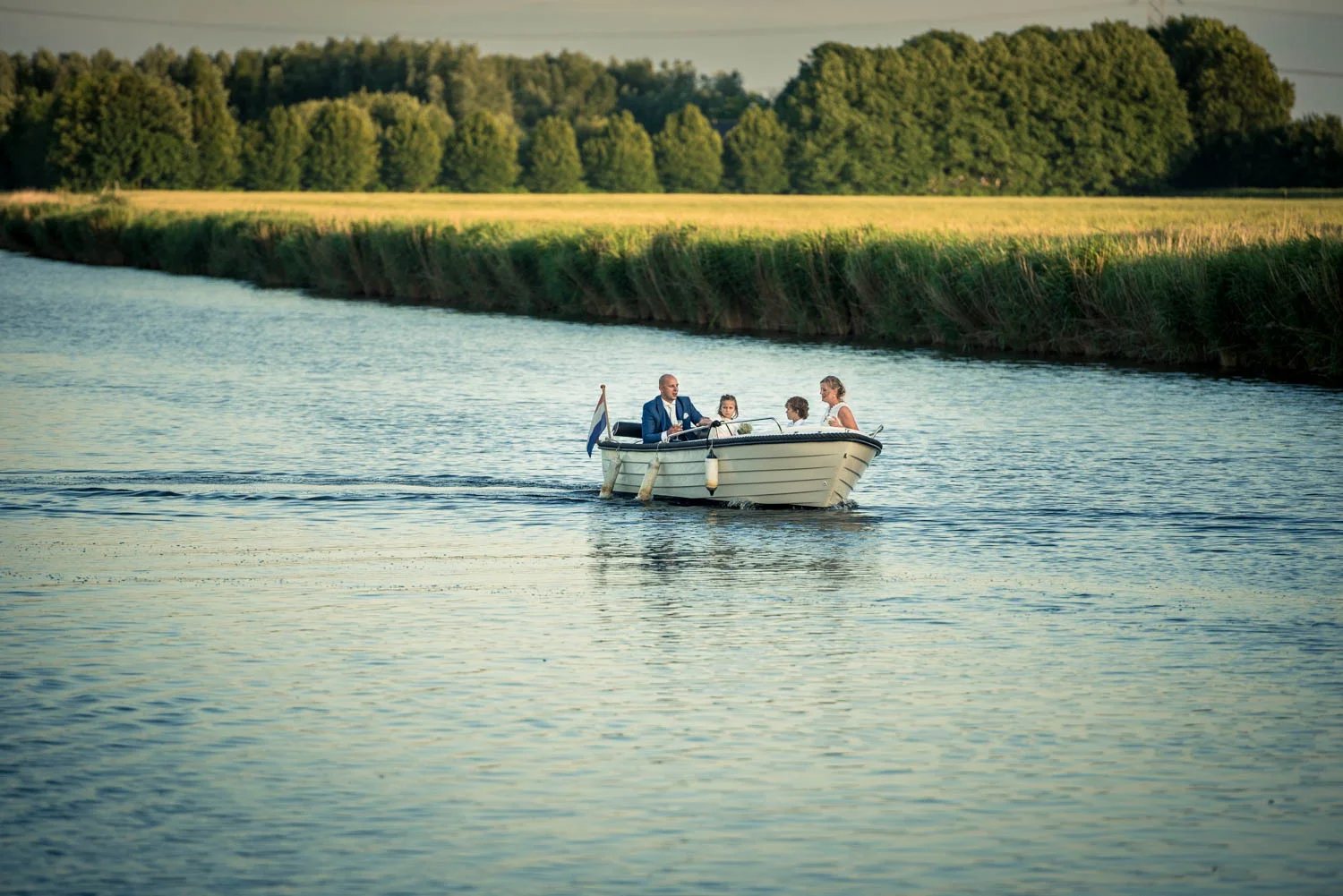 In het huwelijksbootje bij Gastel Sfeer aankomst van het bruidspaar in West Brabant door Caroline bruidsfotograaf bij Cfoto