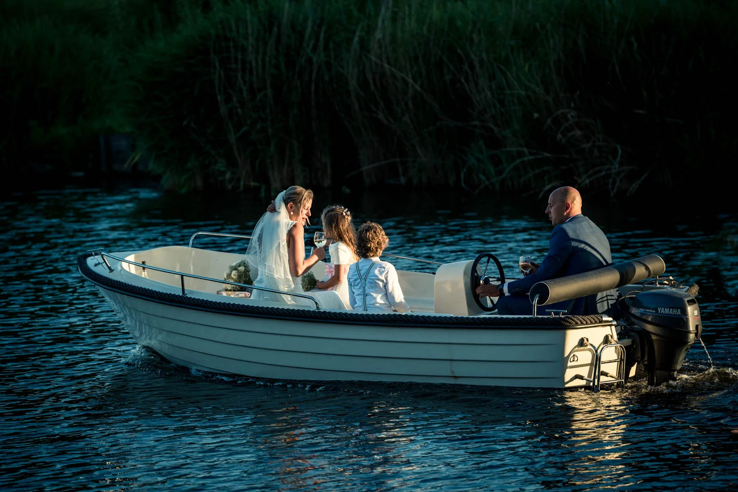 Bij Gastel Sfeer in het huwelijksbootje in West Brabant door Caroline bruidsfotograaf bij Cfoto