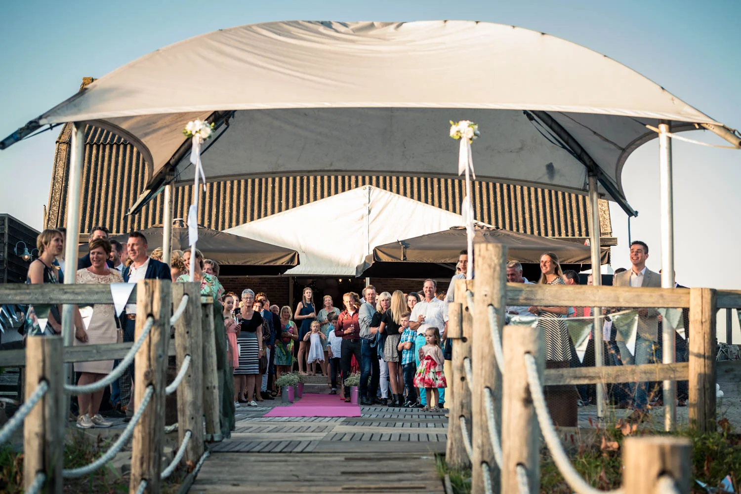 Entree bruidspaar bij Gastel Sfeer in West Brabant door Caroline bruidsfotograaf bij Cfoto