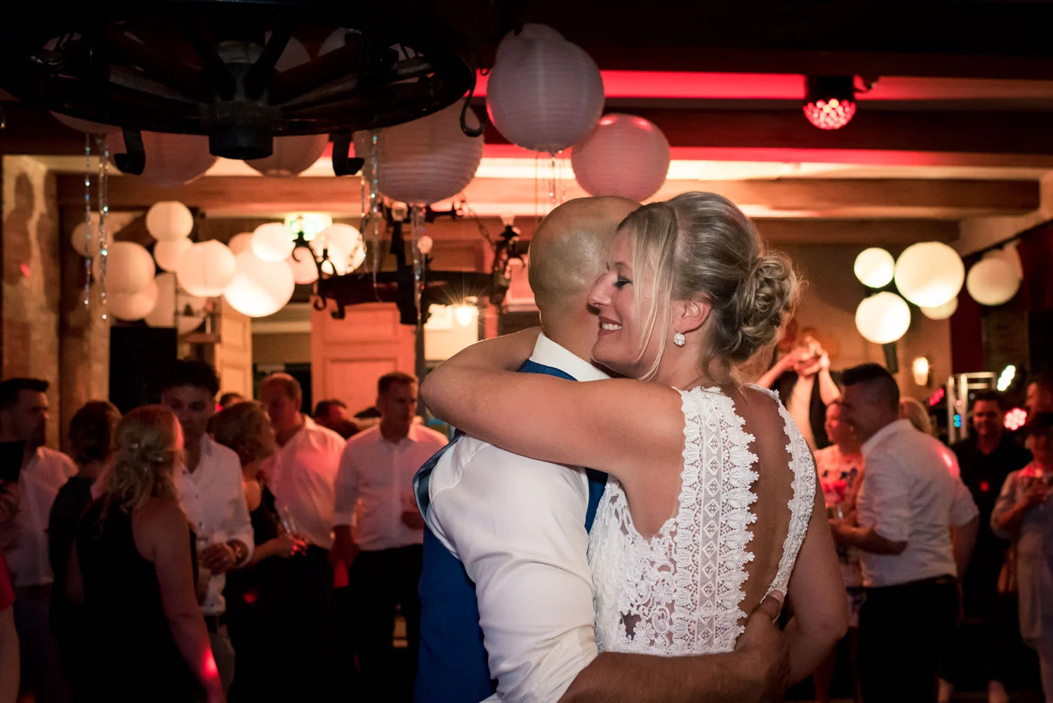 Romantische openingsdans in West Brabant door Caroline bruidsfotograaf bij Cfoto