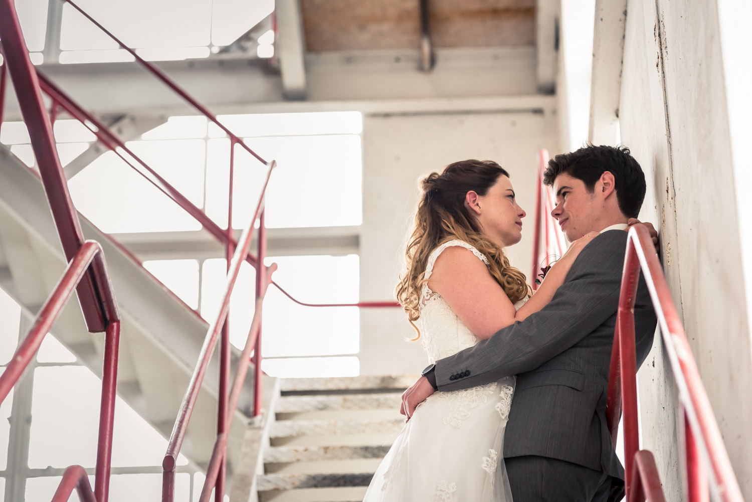 Bruidsfotografie in Brabant in suikerfabriek in Zevenbergen