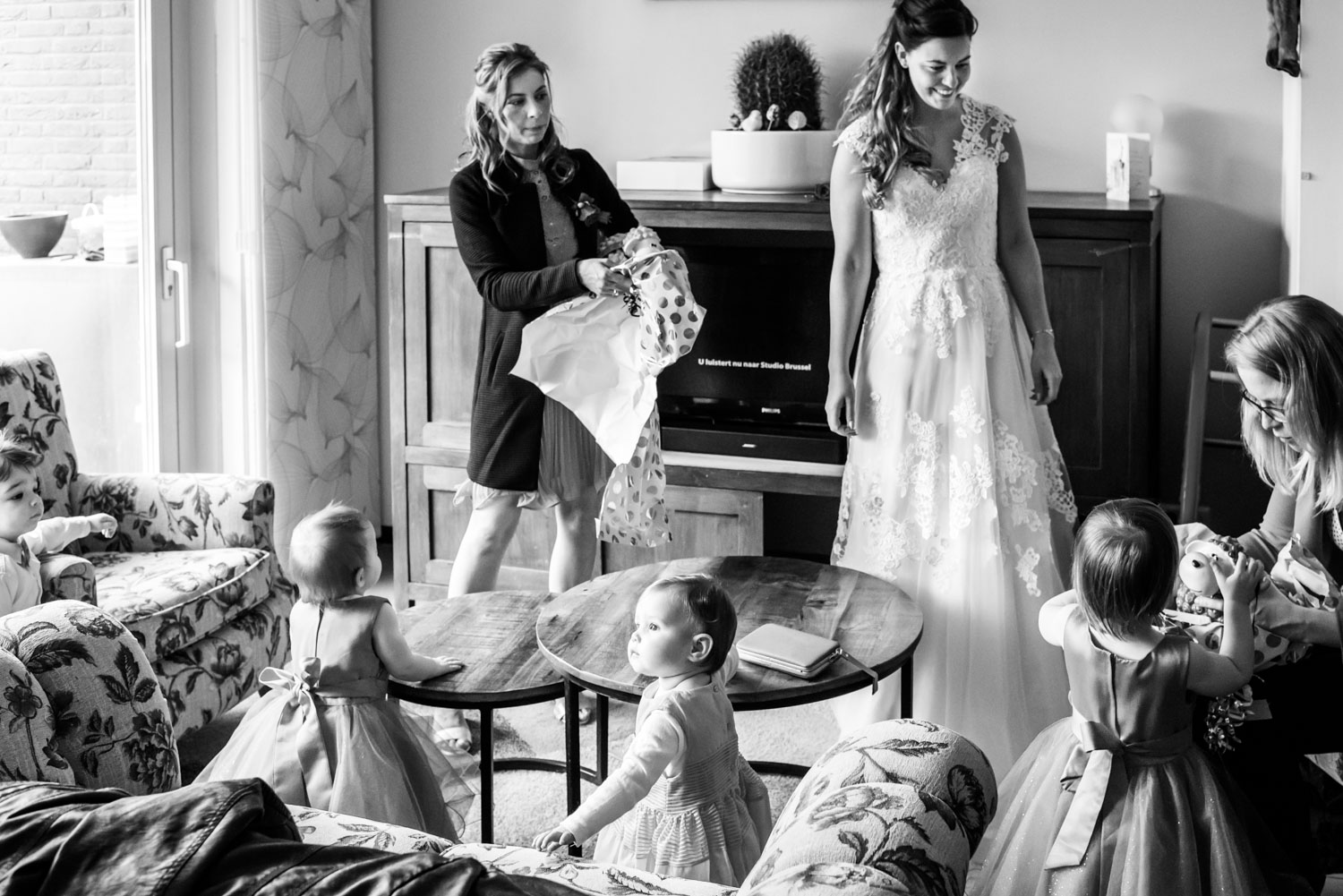 journalistiek moment met kindjes op een huwelijk