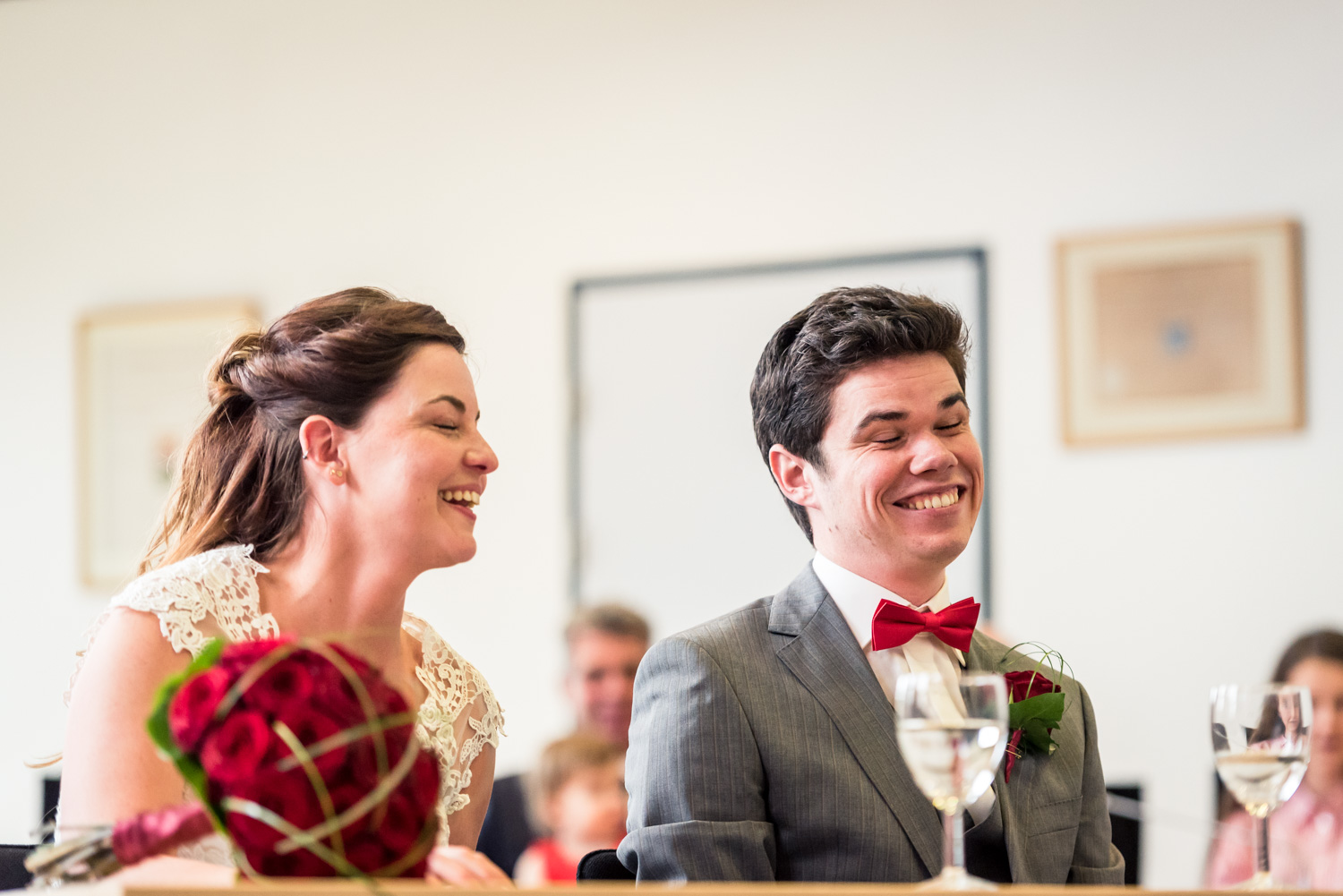 Een spontaan moment tijdens de ceremonie in Zevenbergen