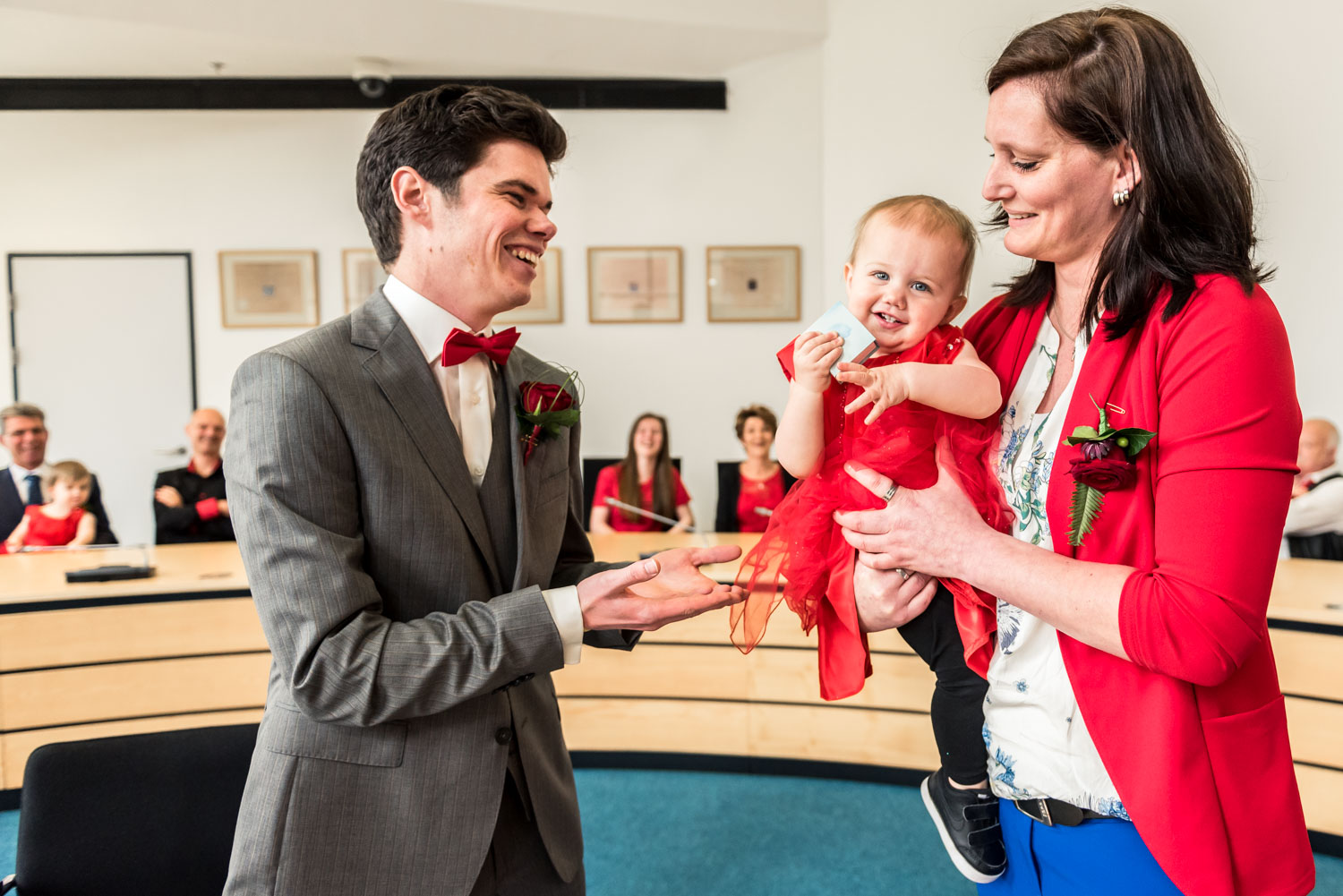 het bruidsmeisje geeft de ringen tijdens de ceremonie bij een hu