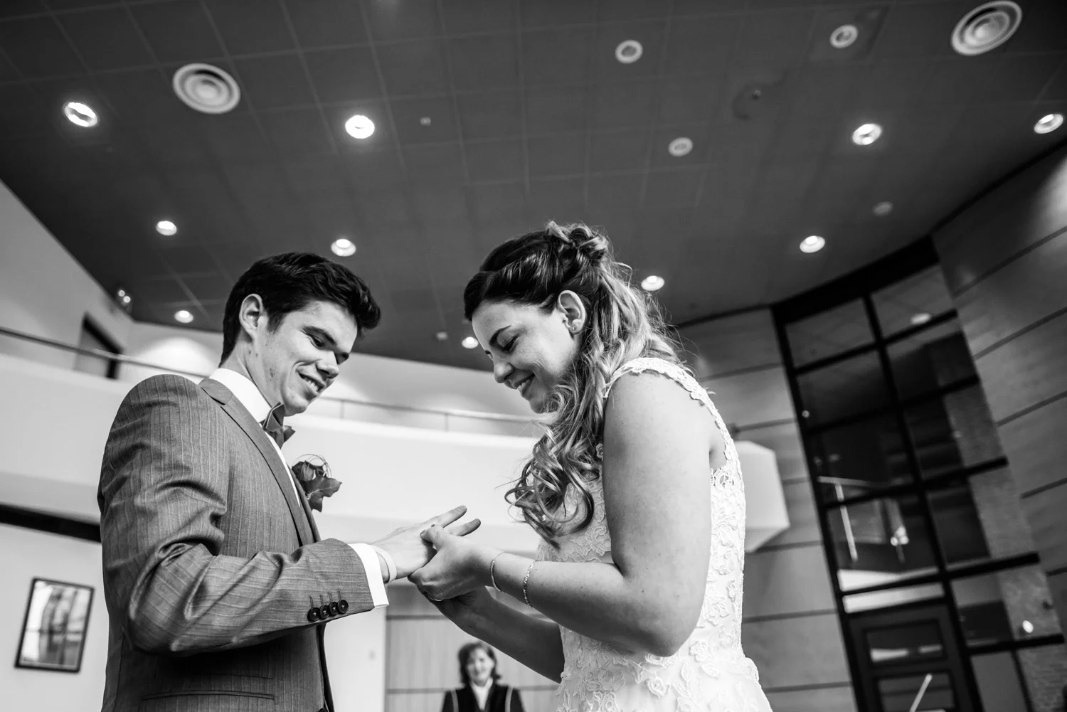 Ringen worden aangeschoven, ringenmoment bij de ceremonie van een huwelijk in Zevenbergen