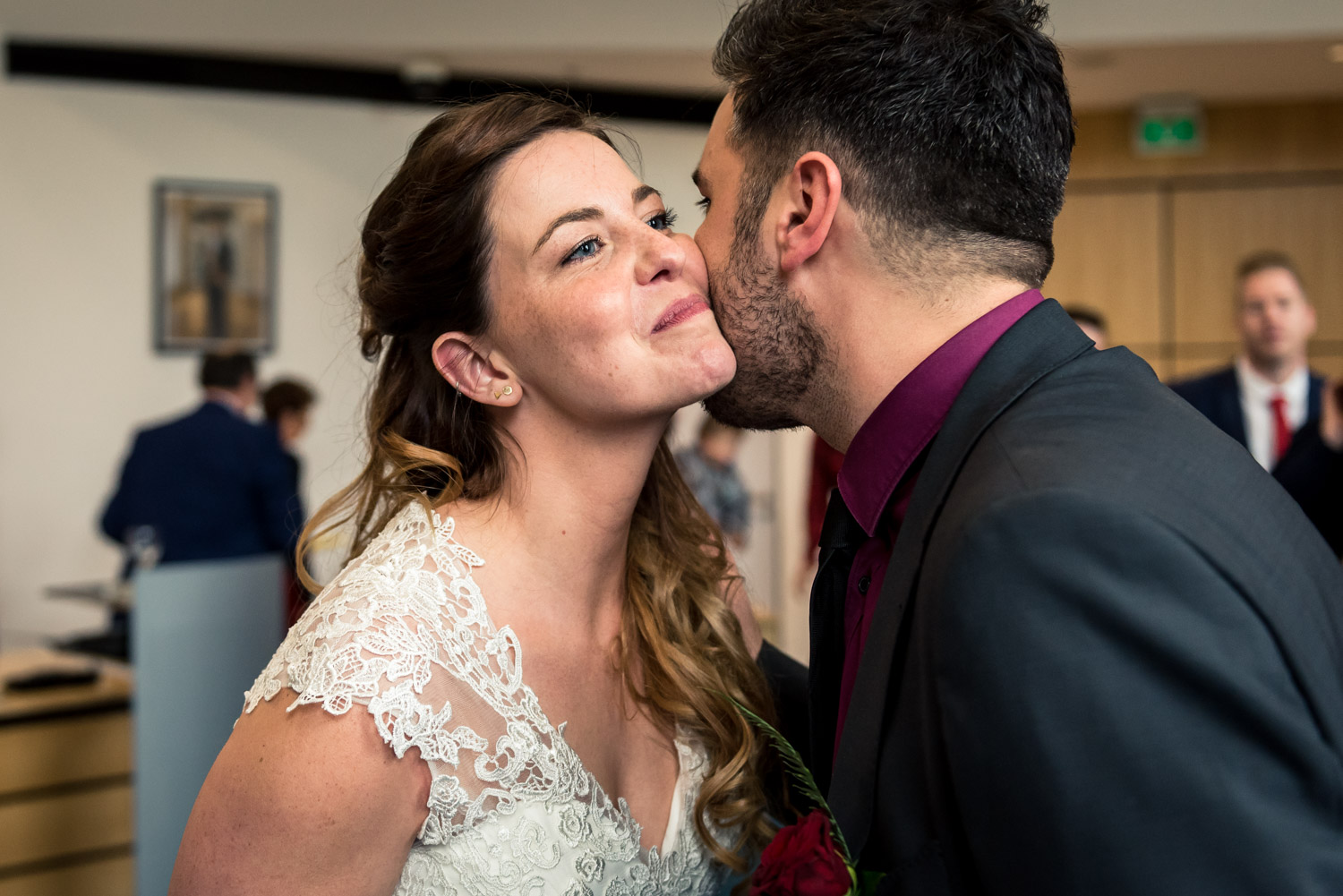 de bruidsfotograaf legt een emotioneel moment vast tijdens een h