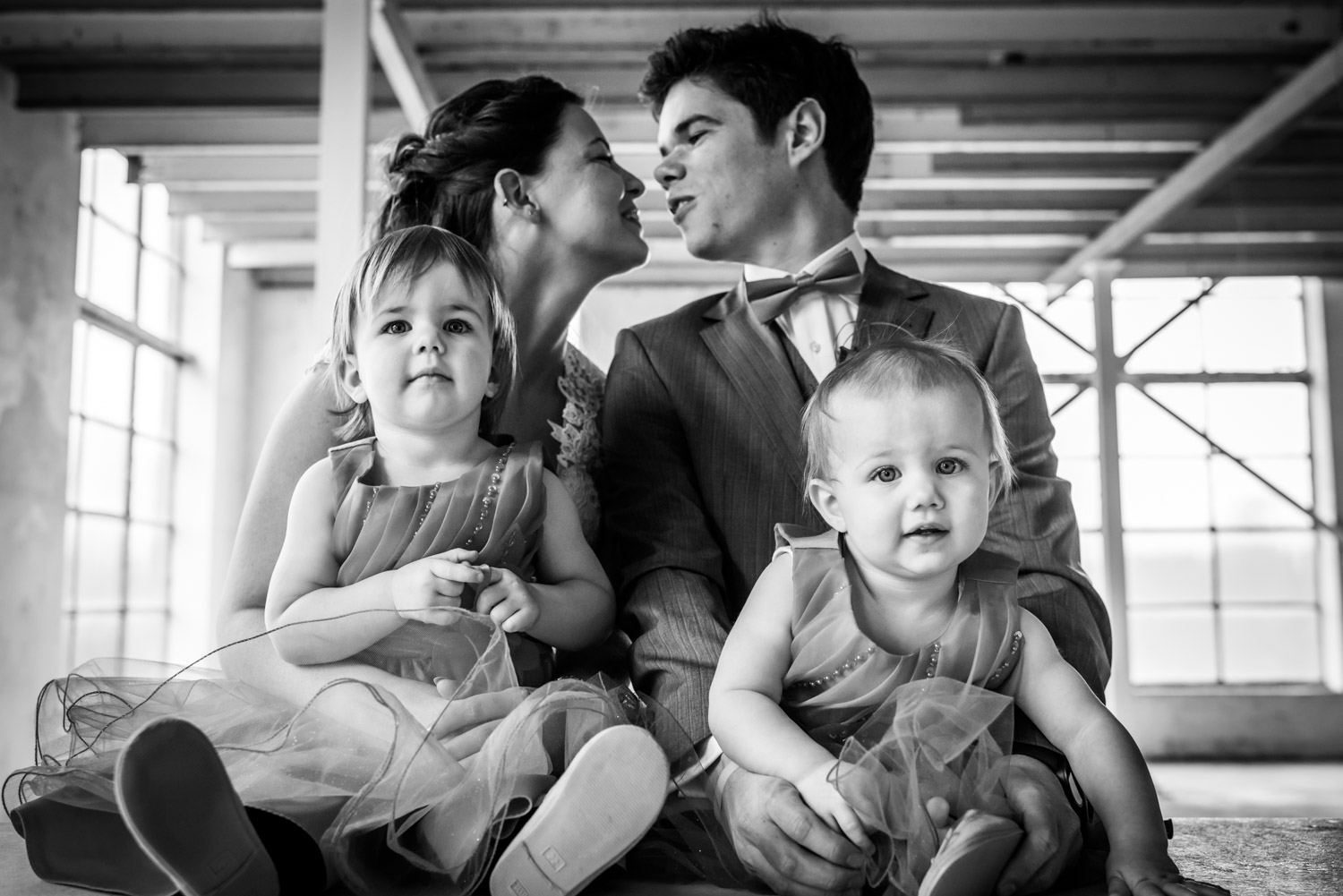 fotomoment met het bruidspaar en hun kinderen door Cfoto bruidsf