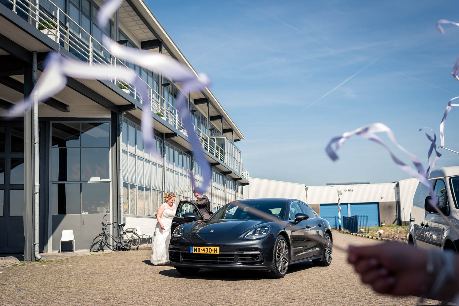 Het bruidspaar komt aan bij de vertrekhal in Rotterdam