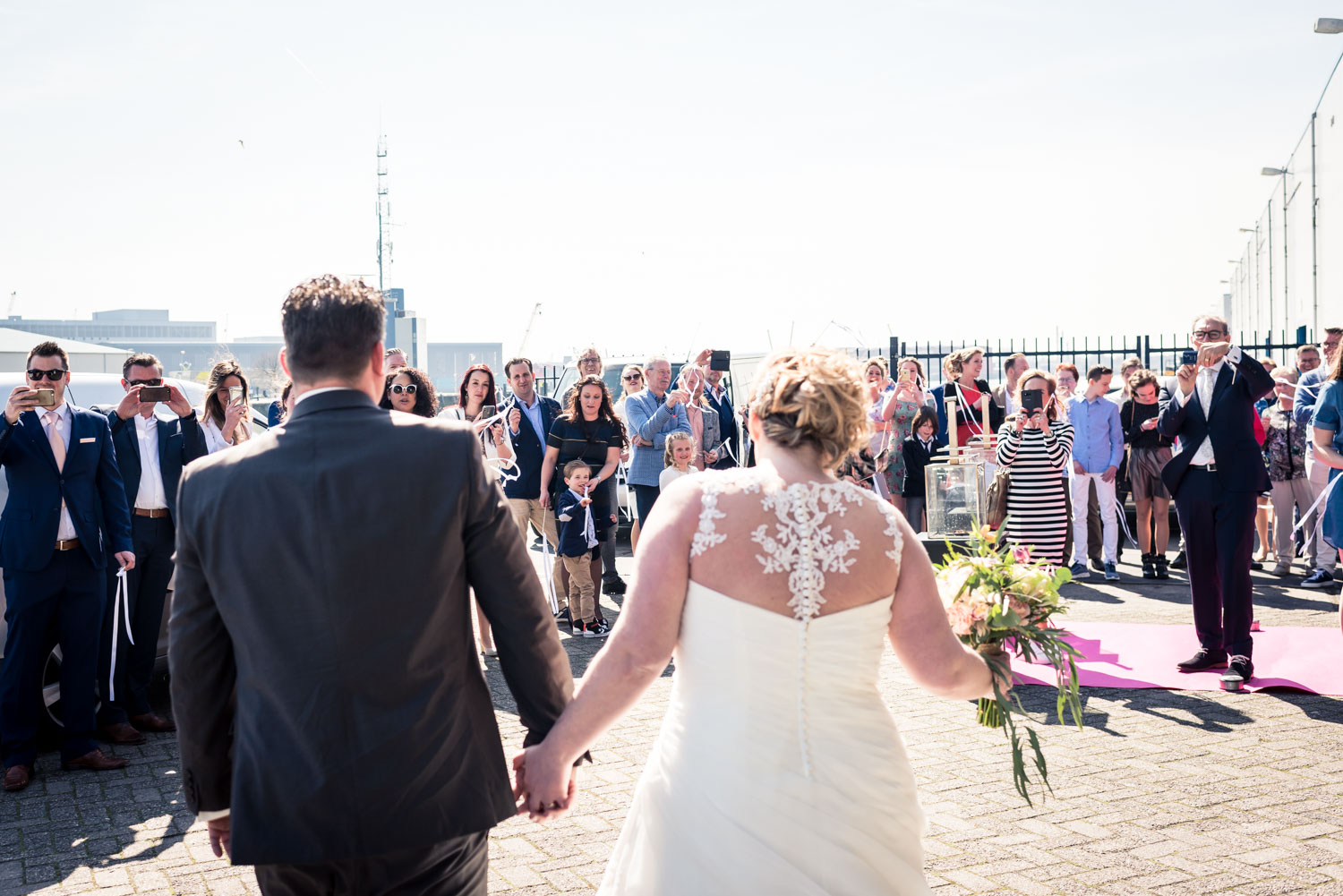 aankomst van het bruidspaar in Rotterdam bij de Vertrekhal.