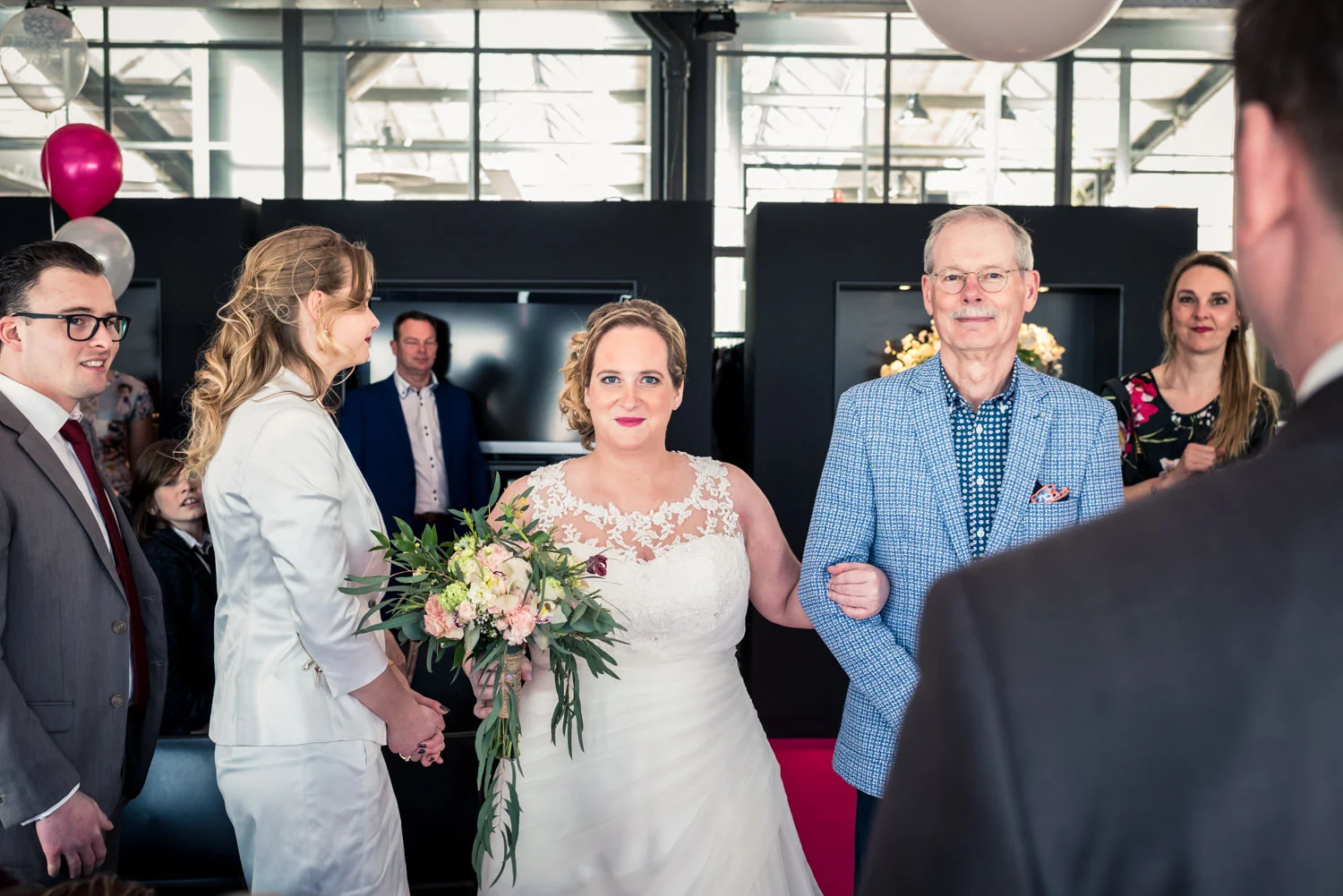 De trouwfotograaf legt de ceremonie vast in de Vertrekhal in Rot