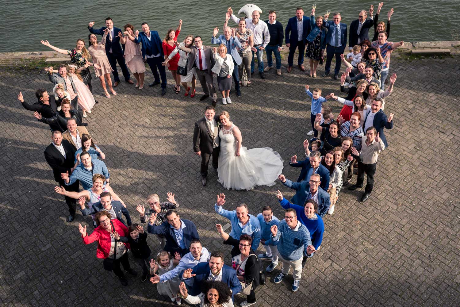 groepsfoto door Cfoto hart bij de vertrekhal in Rotterdam