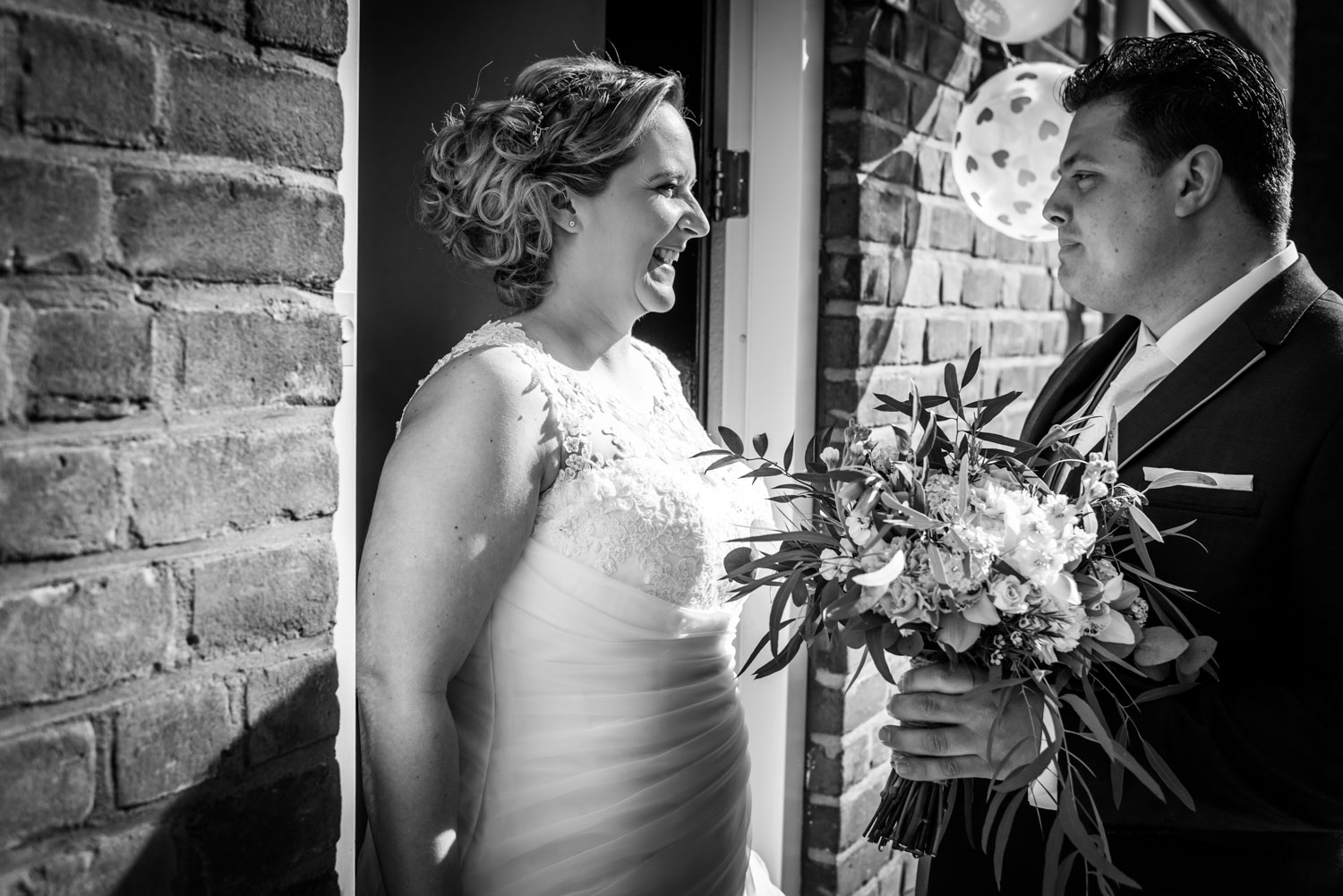 Tijdens de bruidsreportage wordt in Steenbergen de ontmoeting va