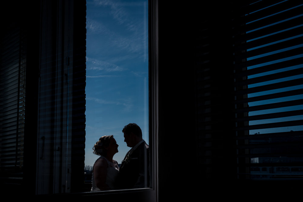 trouwfotografie door Cfoto sillouet bruidspaar bij Hotel New Yor