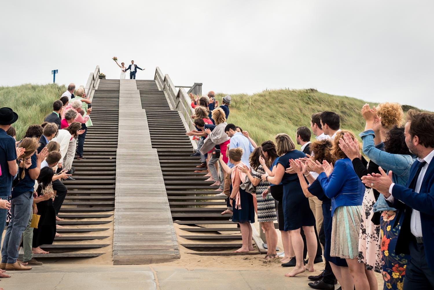 bruidsfotograaf legde de aankomst van het bruidspaar vast bij He