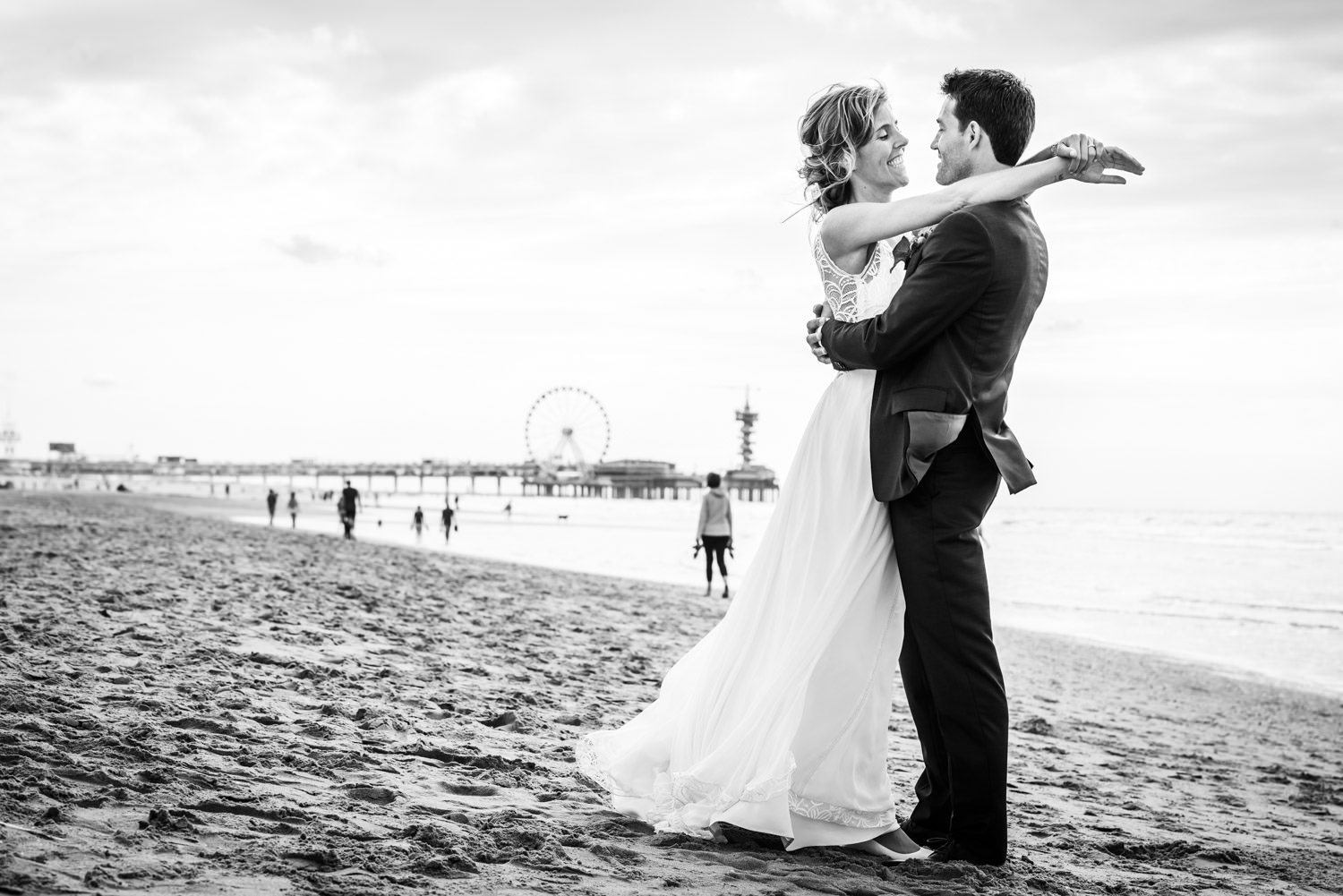 Bruidsfotograaf Cfoto tijdens spontaan moment aan het strand van