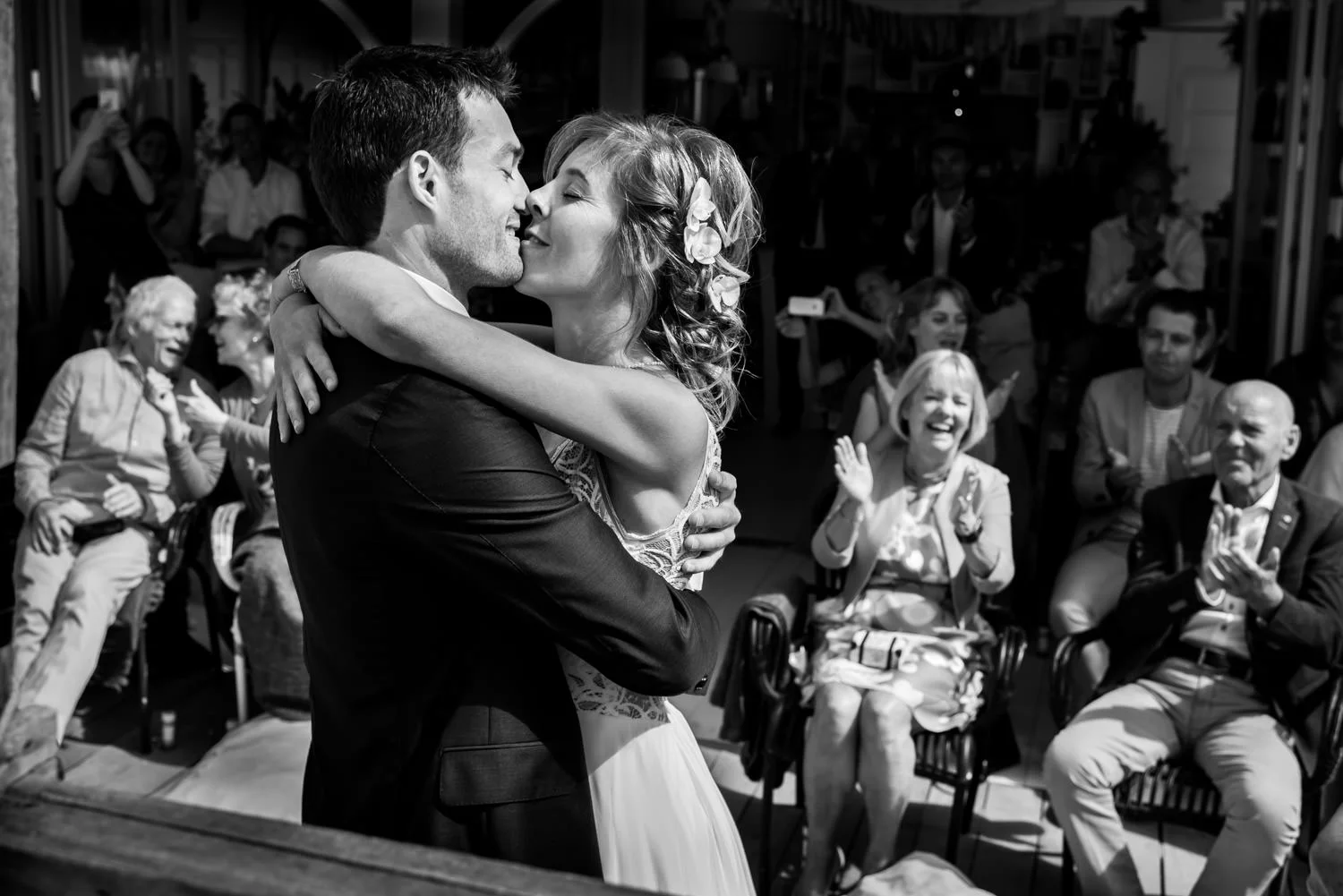 Bruidsfotograaf in Scheveningen tijdens de ceremonie bij de kus