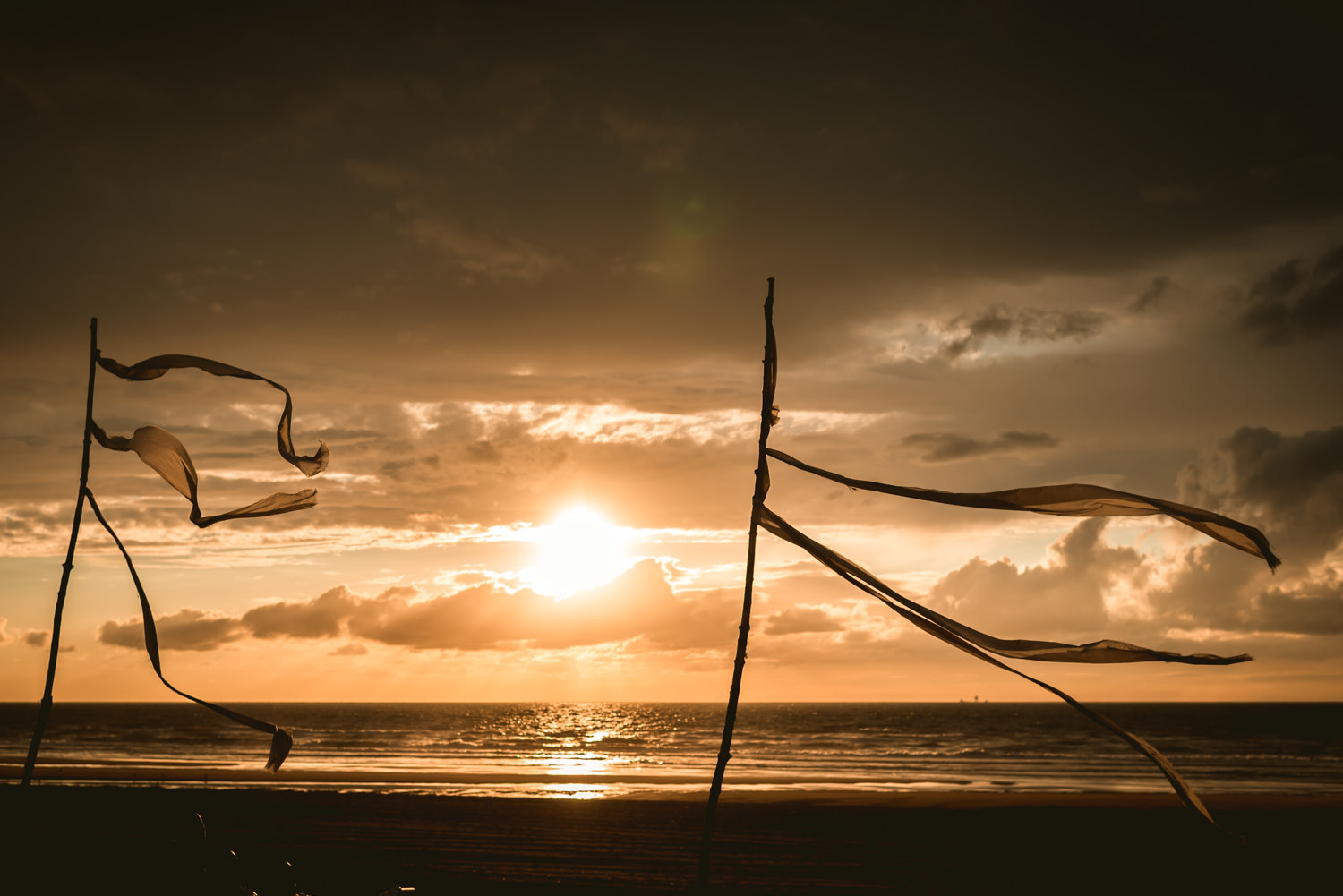 ondergaande zon bij strandclub Naturel in Scheveningen