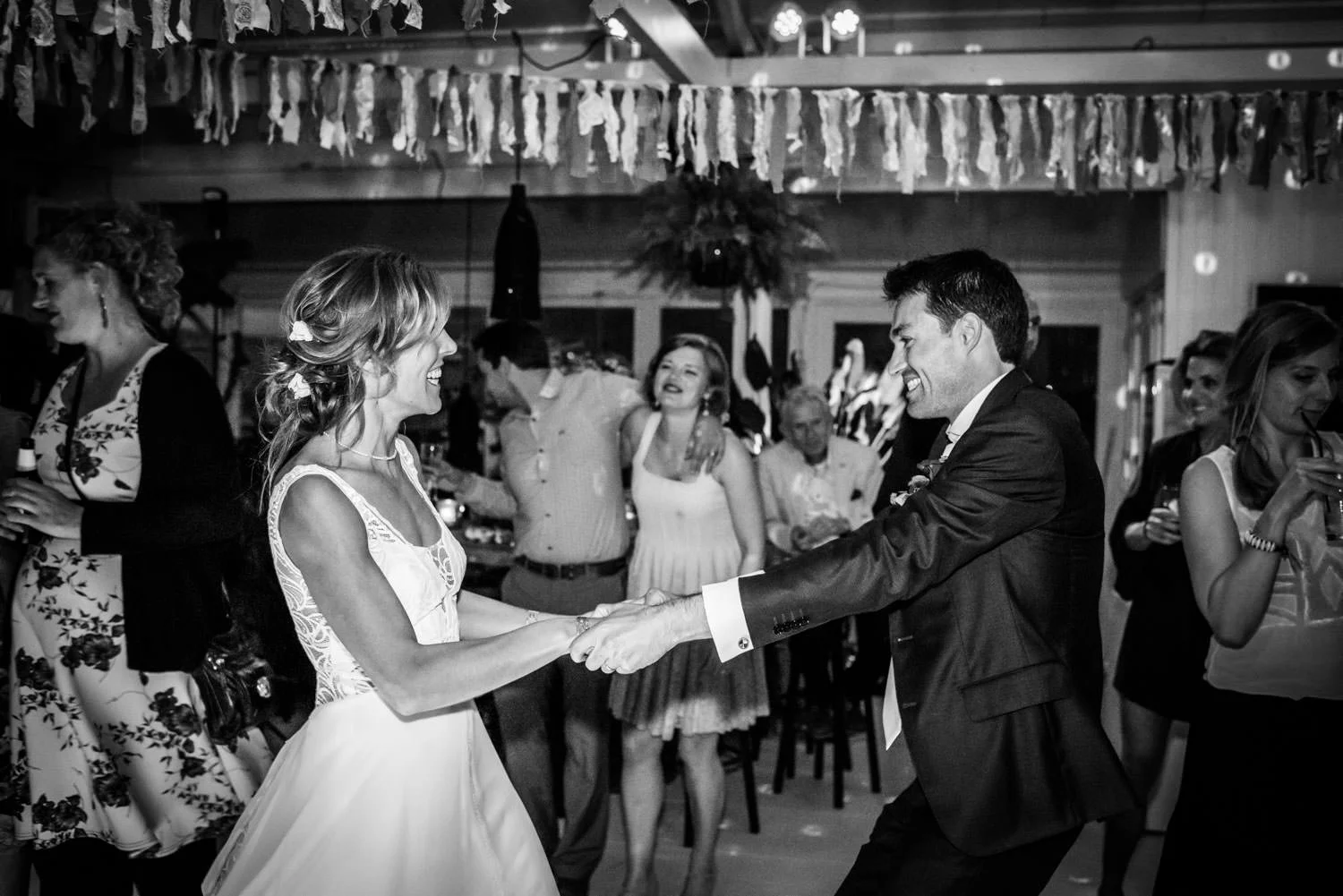 trouwfotograaf legt het bruidspaar vast tijden het dansen op het